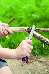 VIDLICE Najděte dva silnější klacky ve tvaru vidlice, zkraťte je na stejnou výšku, zašpičaťte jejich konce, zapíchněte do dna potoka a zatěžkejte kameny. 