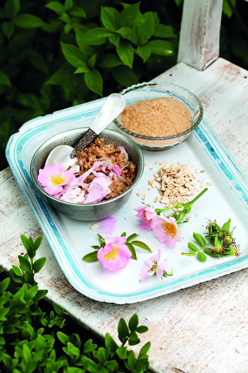 DIY domácí peeling z cukru, ovesných vloček a šípkové růže.