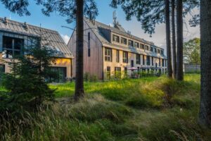 Moderní přístavba s pokoji hotelu Královka.