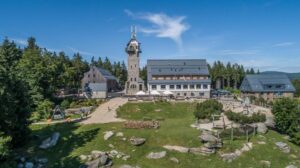 Hotel Královka v Jizerských horách se zahradou.