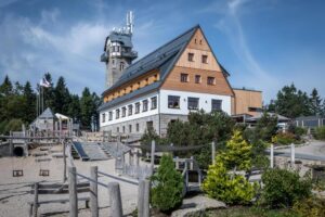 Citlivě zrekonstruovaný hotel Královka v Jizerských horách.