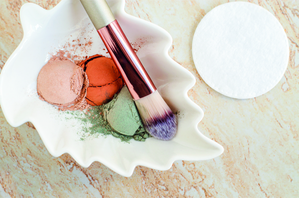 Green,,Red,And,Pink,Bentonite,Clay,Powder,In,A,White